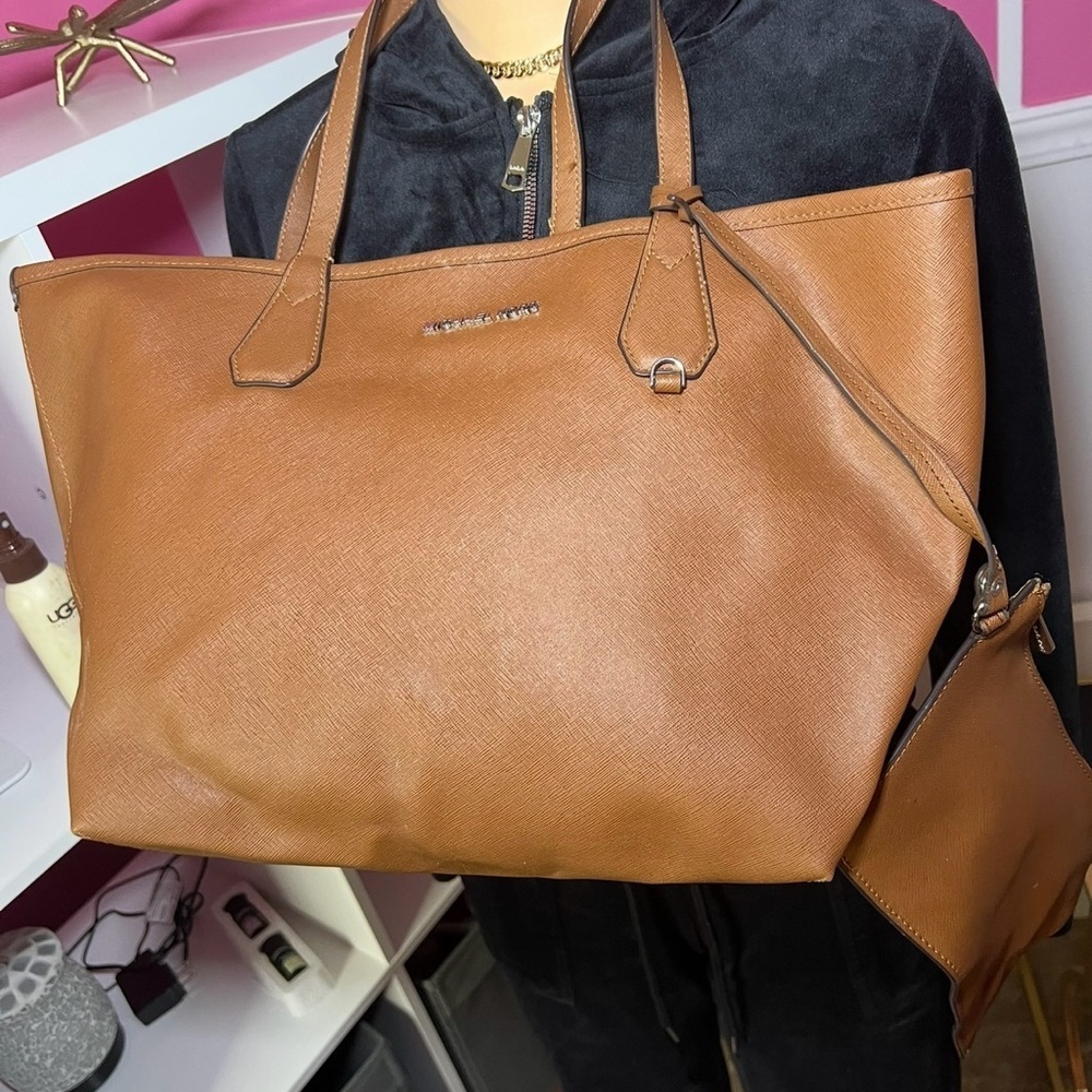 Michael Kors Tan Tote Bag with Pouch🤎🤎🤎🤎